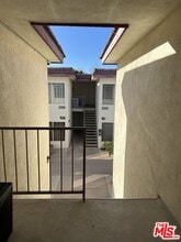 18640 Collins St in Los Angeles, CA - Building Photo - Building Photo