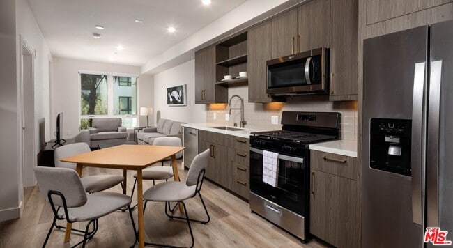 1340 S Hill St in Los Angeles, CA - Foto de edificio - Building Photo