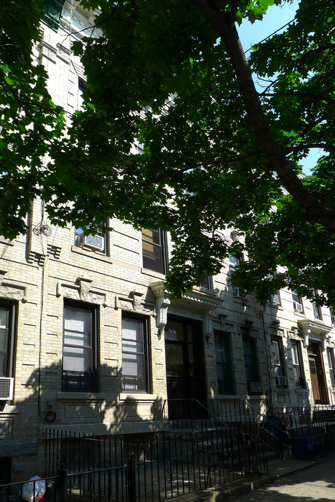 19-23 Linden St in Flushing, NY - Foto de edificio