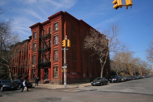 159-161 Hall St in Brooklyn, NY - Building Photo - Building Photo