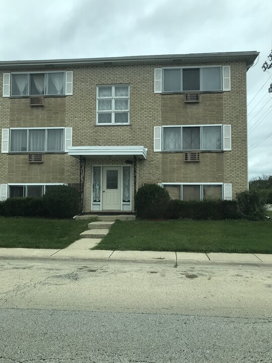 9202 Seymour Ave, Unit 2W in Schiller Park, IL - Building Photo