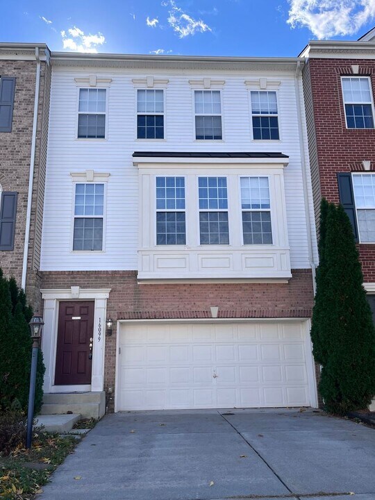 16099 Pitner St in Haymarket, VA - Building Photo