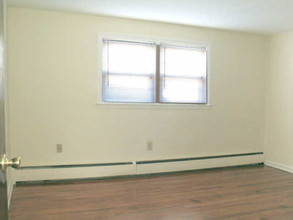 Deerfield Park Apartments in East Hartford, CT - Building Photo - Interior Photo