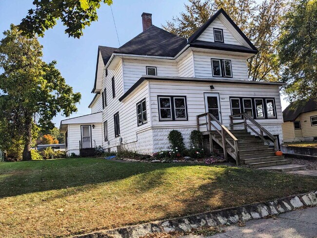 607 W Madison St in Durand, WI - Building Photo - Building Photo