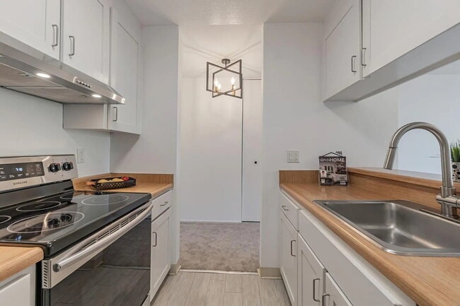 8351 Shelter Creek Ln in San Bruno, CA - Building Photo - Building Photo