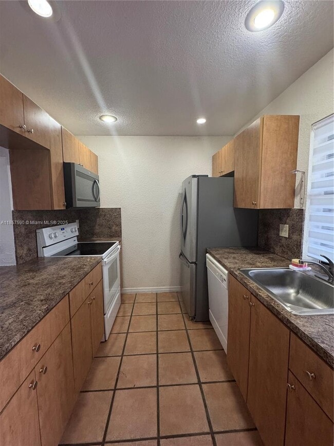 10413 NW 3rd St in Pembroke Pines, FL - Building Photo - Building Photo