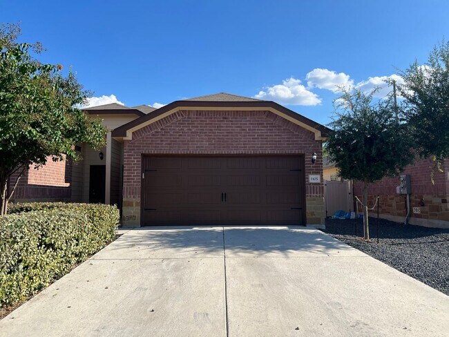 1105 Renee Way in Seguin, TX - Foto de edificio - Building Photo