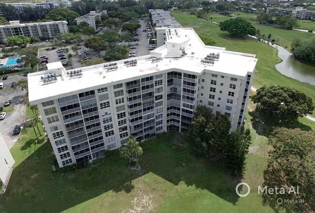 2681 S Course Dr, Unit 511 in Pompano Beach, FL - Foto de edificio - Building Photo