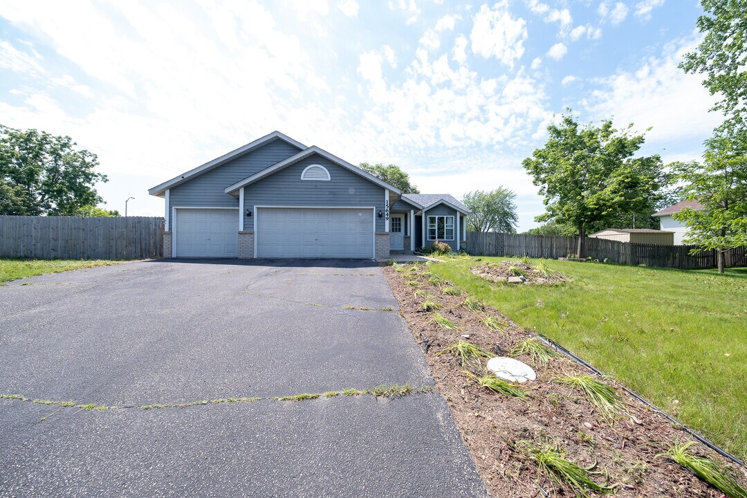 15649 Crestone Path in Rosemount, MN - Building Photo