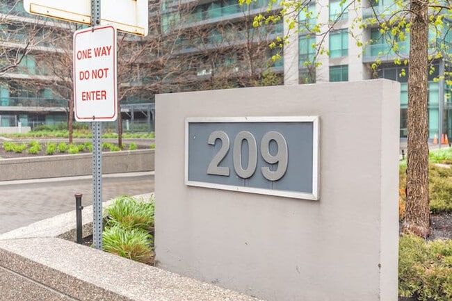 211 Fort York Blvd, Unit SI ID1345917P in Toronto, ON - Building Photo - Building Photo