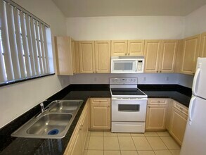 2641 NE 4th St, Unit 204 in Homestead, FL - Building Photo - Building Photo