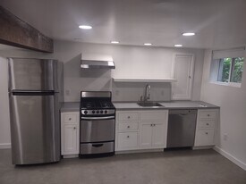 1627 N Farragut St, Unit Apt B. in Portland, OR - Building Photo