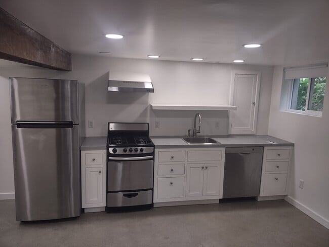 1627 N Farragut St, Unit Apt B.