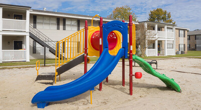 Canterbury Square in Lafayette, LA - Building Photo - Building Photo