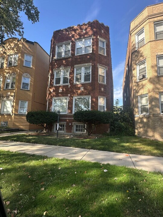 8518 S Bennett Ave in Chicago, IL - Building Photo