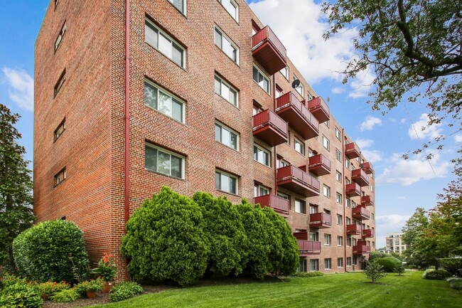 1830 Columbia Pike, Unit 209 in Arlington, VA - Building Photo - Building Photo