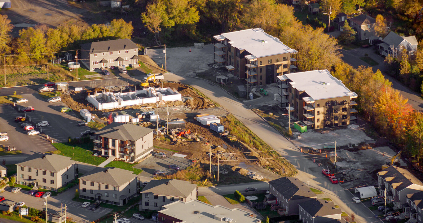 83 Picken Rue in Waterloo, QC - Building Photo