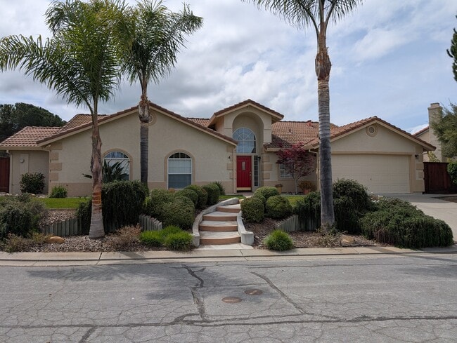 520 Bobbys Ln in Hollister, CA - Foto de edificio - Building Photo