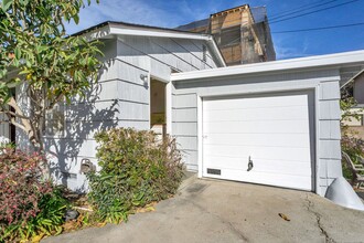 737 Wilbur Ave in San Diego, CA - Foto de edificio - Building Photo