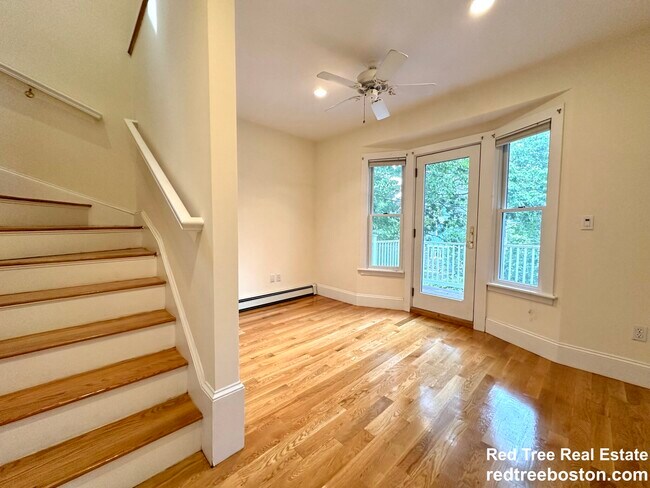 10 Selkirk Rd, Unit 4 in Boston, MA - Foto de edificio - Building Photo