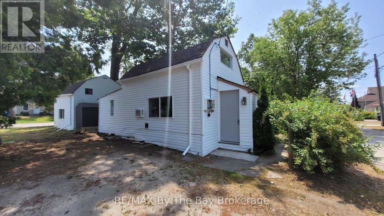 23 Glen St in Wasaga Beach, ON - Building Photo