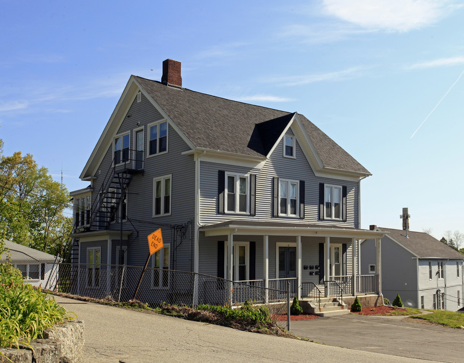 17 Park St in Uxbridge, MA - Foto de edificio