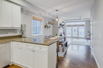 1541 W Roscoe St, Unit 2 in Chicago, IL - Building Photo - Building Photo