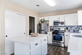 8213 Grassy Point Cir in Las Vegas, NV - Building Photo - Building Photo