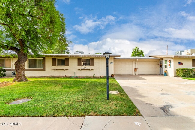property at 10641 W Oakmont Dr