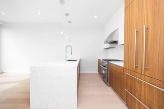 35-32 Leavitt St in Queens, NY - Building Photo - Building Photo
