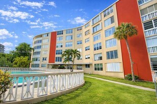 1475 NE 125th Terrace, Unit 307BI in North Miami, FL - Building Photo