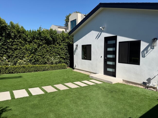 5050 Louise Ave in Los Angeles, CA - Building Photo - Building Photo