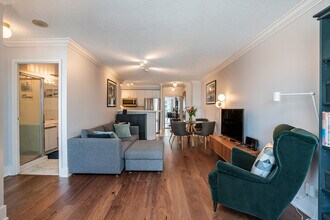 10 Yonge St in Toronto, ON - Building Photo - Building Photo