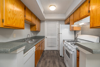 Towne Square Apartments in Atlanta, GA - Building Photo - Interior Photo