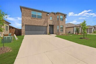 1144 Goldenrod Dr in Godley, TX - Foto de edificio - Building Photo