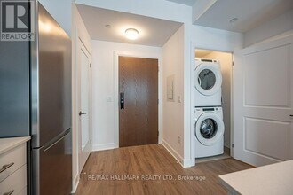 3240 William Coltson Ave in Oakville, ON - Building Photo - Building Photo