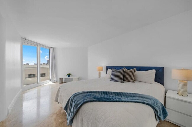 1717 N Bayshore Dr in Miami, FL - Building Photo - Building Photo