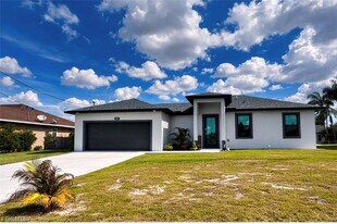 465 Petite Ave in Lehigh Acres, FL - Building Photo