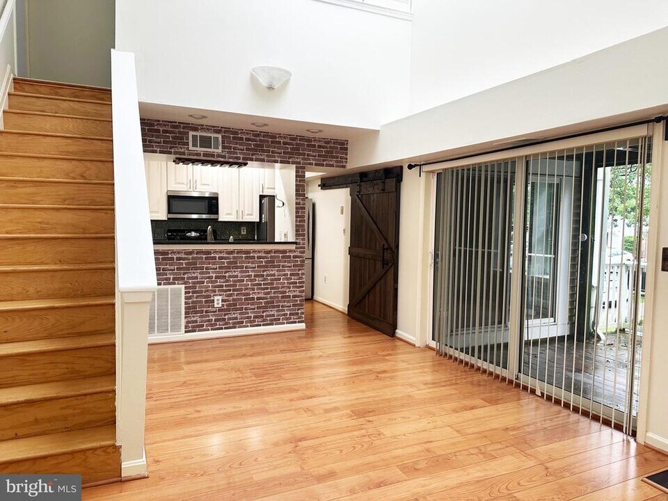 3377 Lakeside View Dr in Falls Church, VA - Building Photo