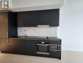 8-3218 Wellesley St W in Toronto, ON - Building Photo - Building Photo