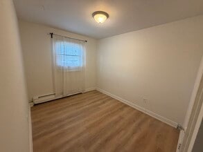 8956 Griggs Ave in Circle Pines, MN - Foto de edificio - Building Photo