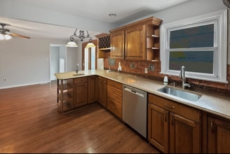 38 Warrenville Rd in Middlesex, NJ - Foto de edificio - Building Photo