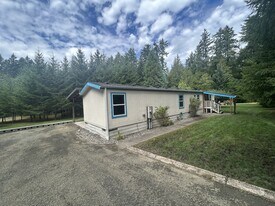 561 E Colonel Wright Rd in Shelton, WA - Building Photo