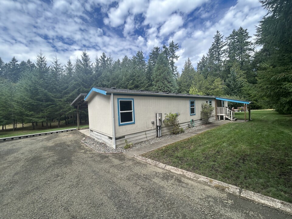 561 E Colonel Wright Rd in Shelton, WA - Building Photo