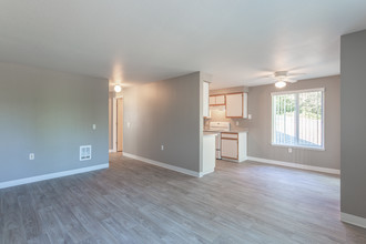 Hampton Heights in Troutdale, OR - Building Photo - Interior Photo