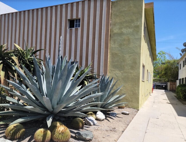 1536 S Orange Grove Ave in Los Angeles, CA - Building Photo - Building Photo