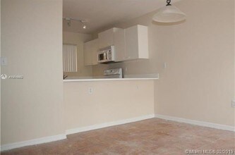 6245 SW Kendale Lakes Cir-Unit -202 in Miami, FL - Foto de edificio - Building Photo