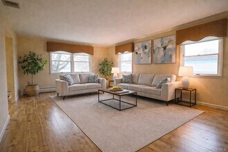 18 Strathmore Village Dr in Centereach, NY - Foto de edificio - Building Photo