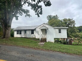 619 Texas Hollow Rd in Salem, VA - Building Photo