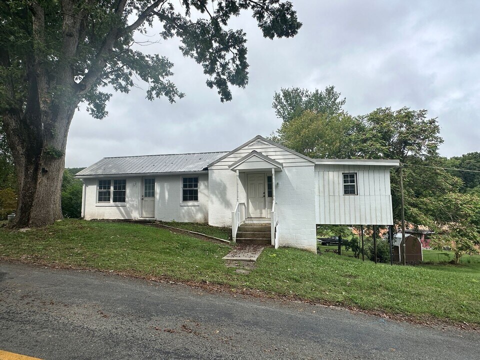 619 Texas Hollow Rd in Salem, VA - Building Photo